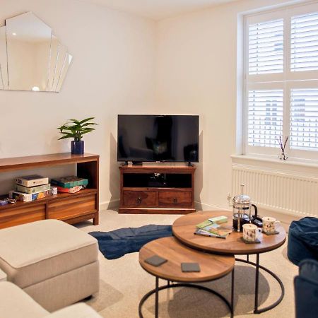 Stunning 2 Bed With Private Patio And Free Parking Βίλα Τσέλτενχαμ Εξωτερικό φωτογραφία