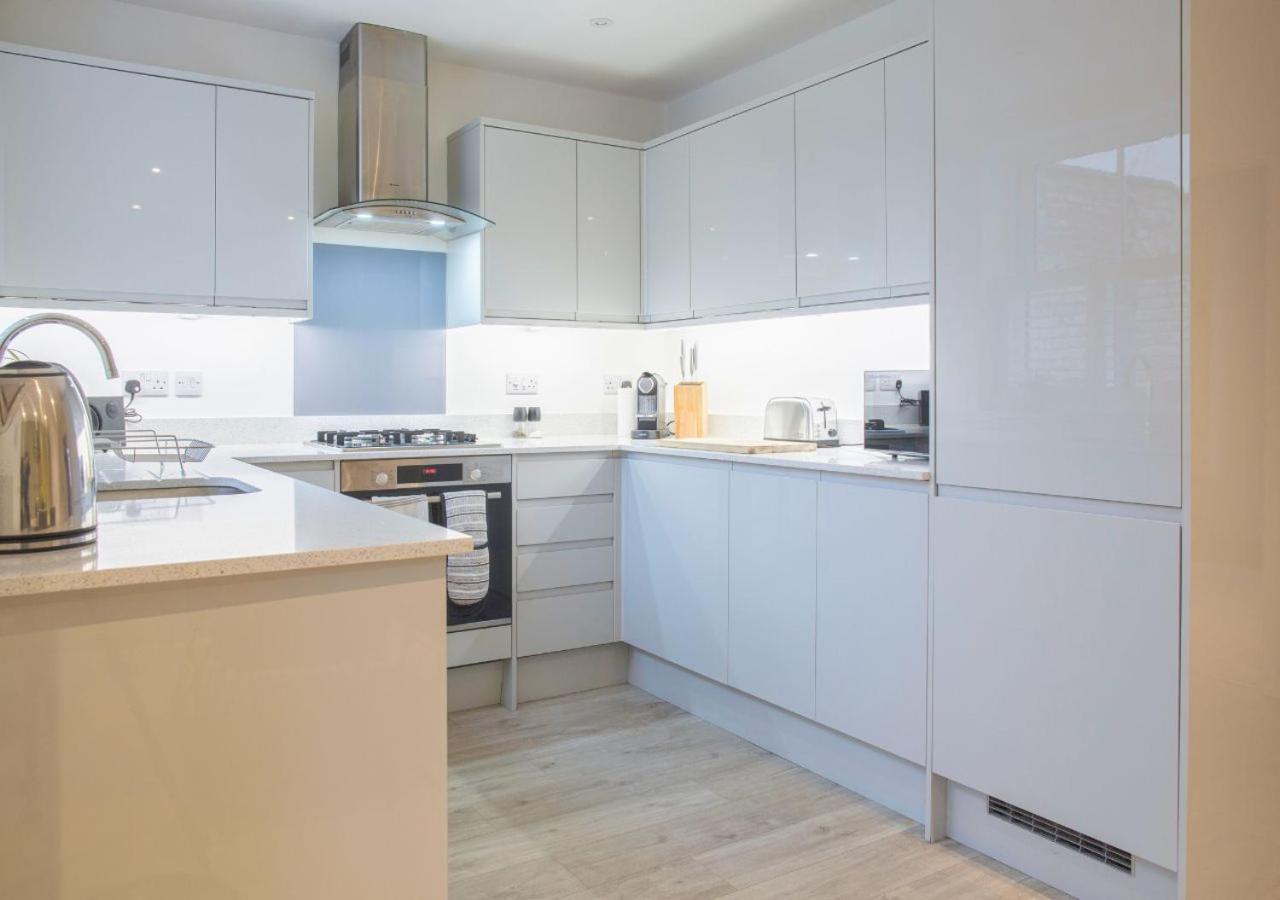 Stunning 2 Bed With Private Patio And Free Parking Βίλα Τσέλτενχαμ Εξωτερικό φωτογραφία