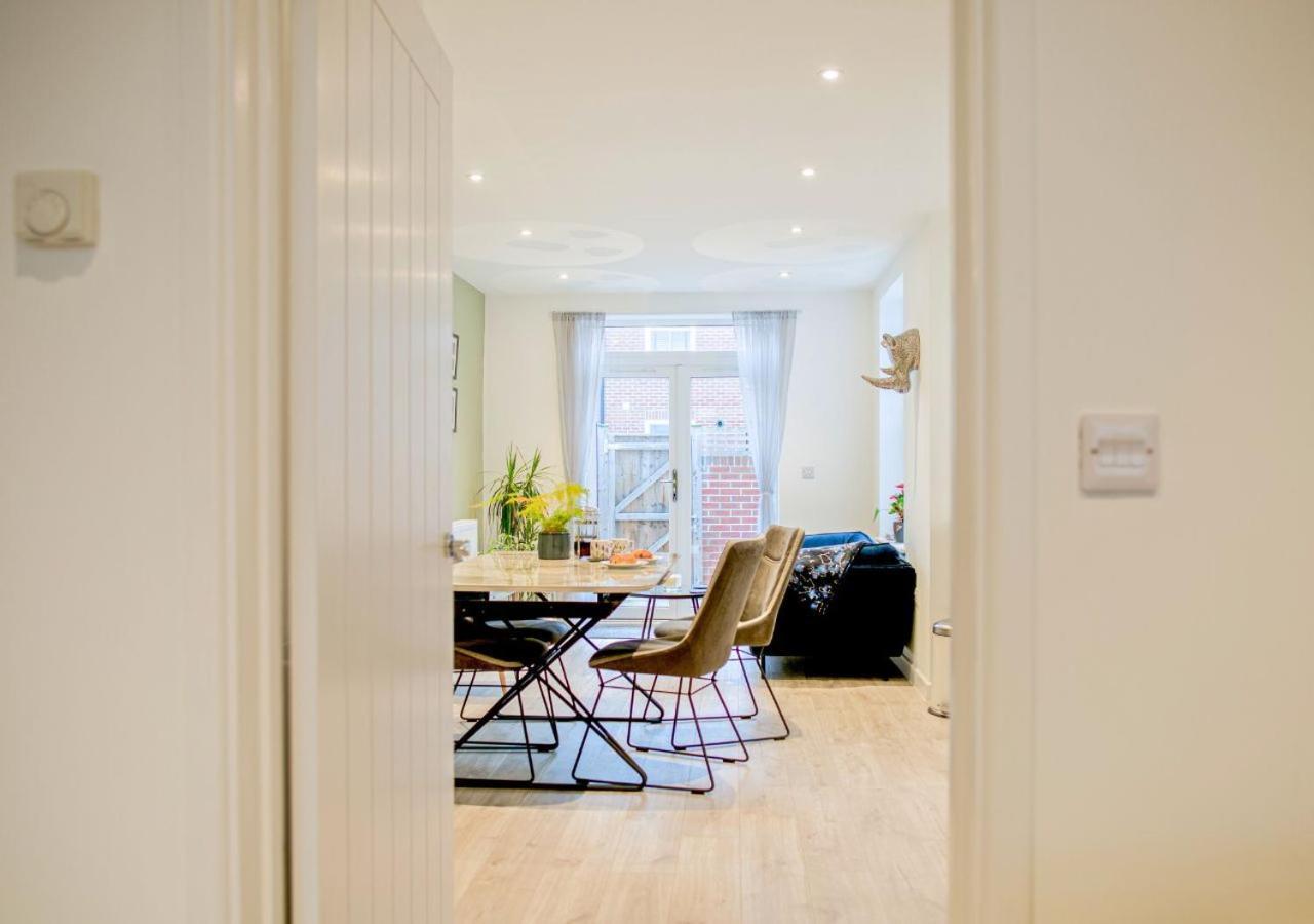 Stunning 2 Bed With Private Patio And Free Parking Βίλα Τσέλτενχαμ Εξωτερικό φωτογραφία