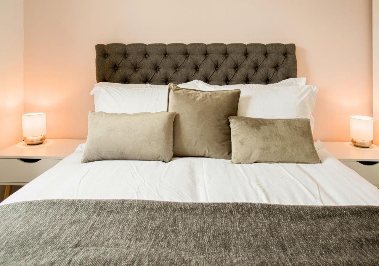 Stunning 2 Bed With Private Patio And Free Parking Βίλα Τσέλτενχαμ Εξωτερικό φωτογραφία