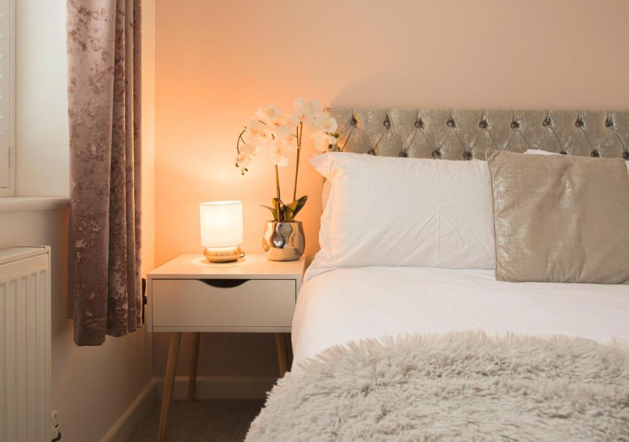 Stunning 2 Bed With Private Patio And Free Parking Βίλα Τσέλτενχαμ Εξωτερικό φωτογραφία