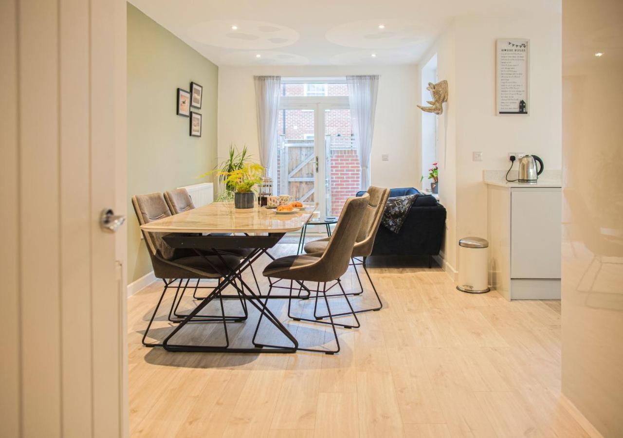 Stunning 2 Bed With Private Patio And Free Parking Βίλα Τσέλτενχαμ Εξωτερικό φωτογραφία