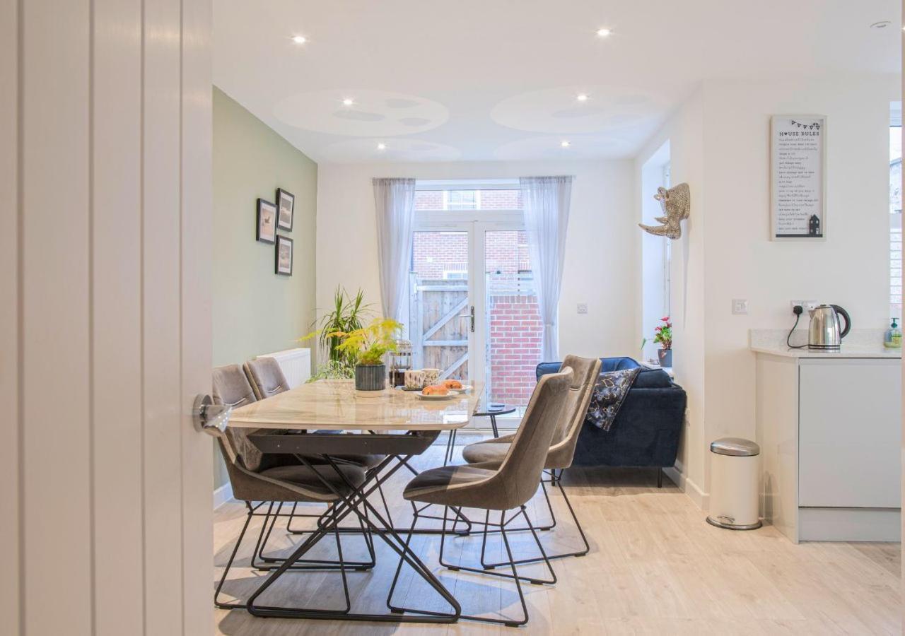 Stunning 2 Bed With Private Patio And Free Parking Βίλα Τσέλτενχαμ Εξωτερικό φωτογραφία