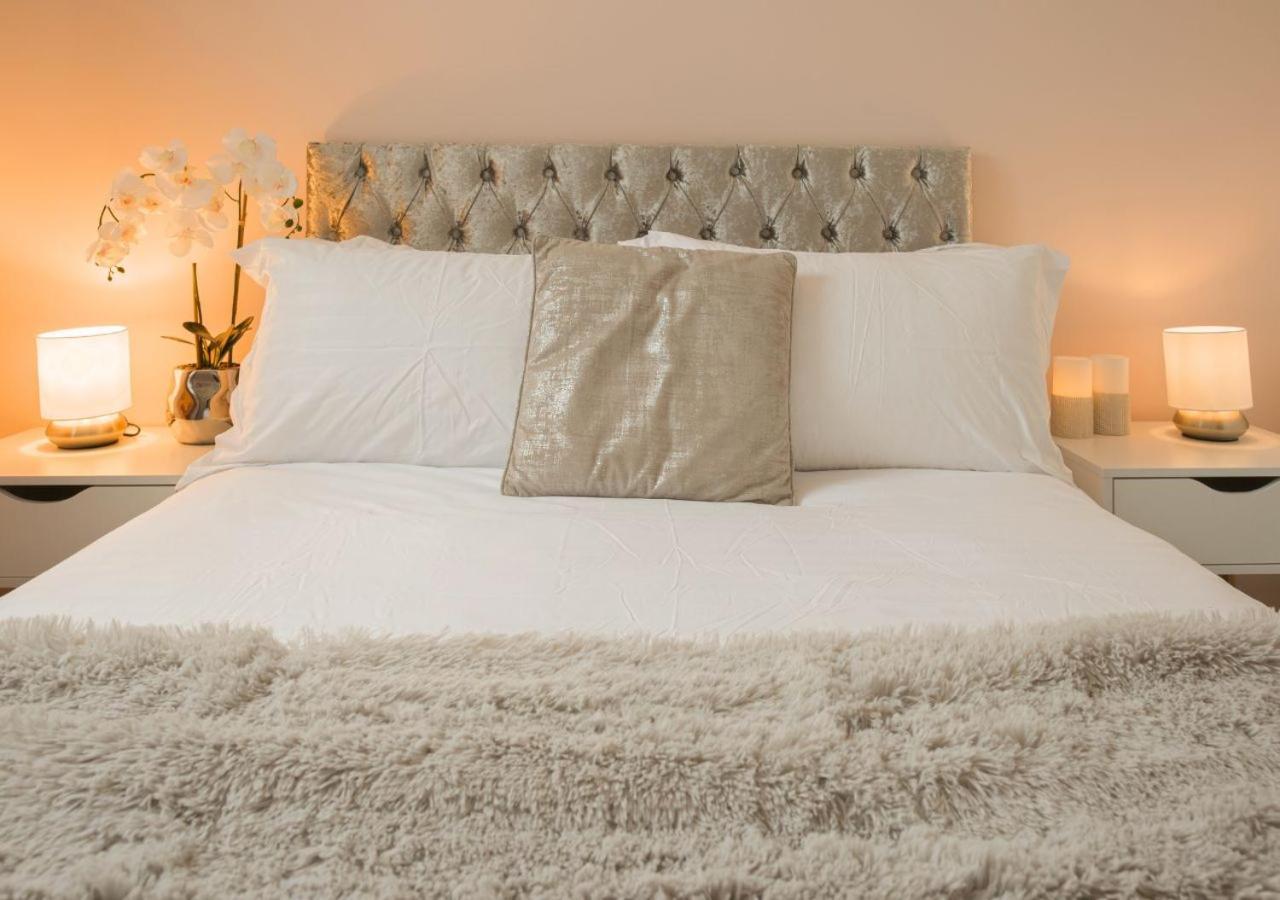 Stunning 2 Bed With Private Patio And Free Parking Βίλα Τσέλτενχαμ Εξωτερικό φωτογραφία