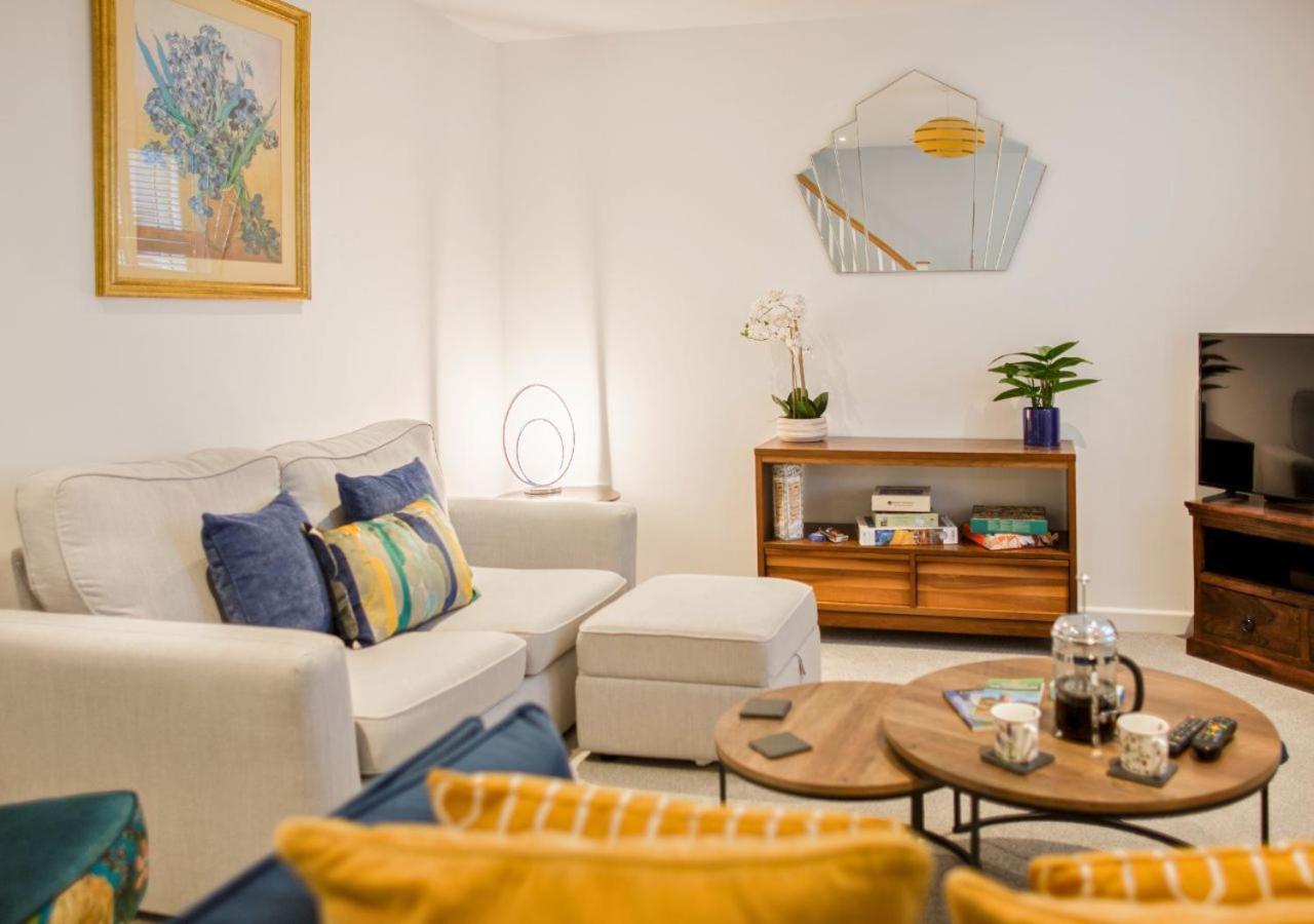 Stunning 2 Bed With Private Patio And Free Parking Βίλα Τσέλτενχαμ Εξωτερικό φωτογραφία