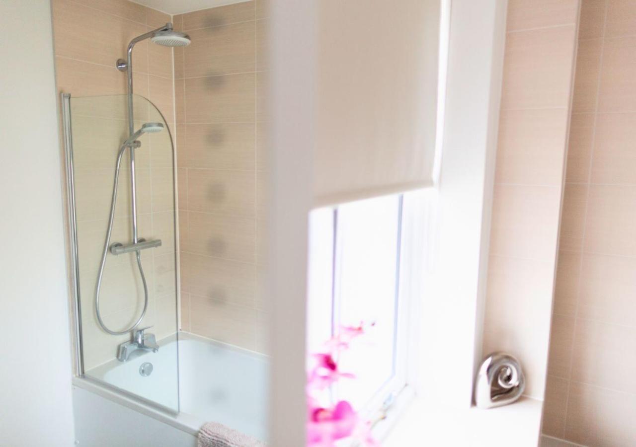 Stunning 2 Bed With Private Patio And Free Parking Βίλα Τσέλτενχαμ Εξωτερικό φωτογραφία