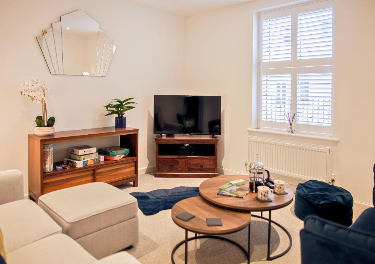 Stunning 2 Bed With Private Patio And Free Parking Βίλα Τσέλτενχαμ Εξωτερικό φωτογραφία