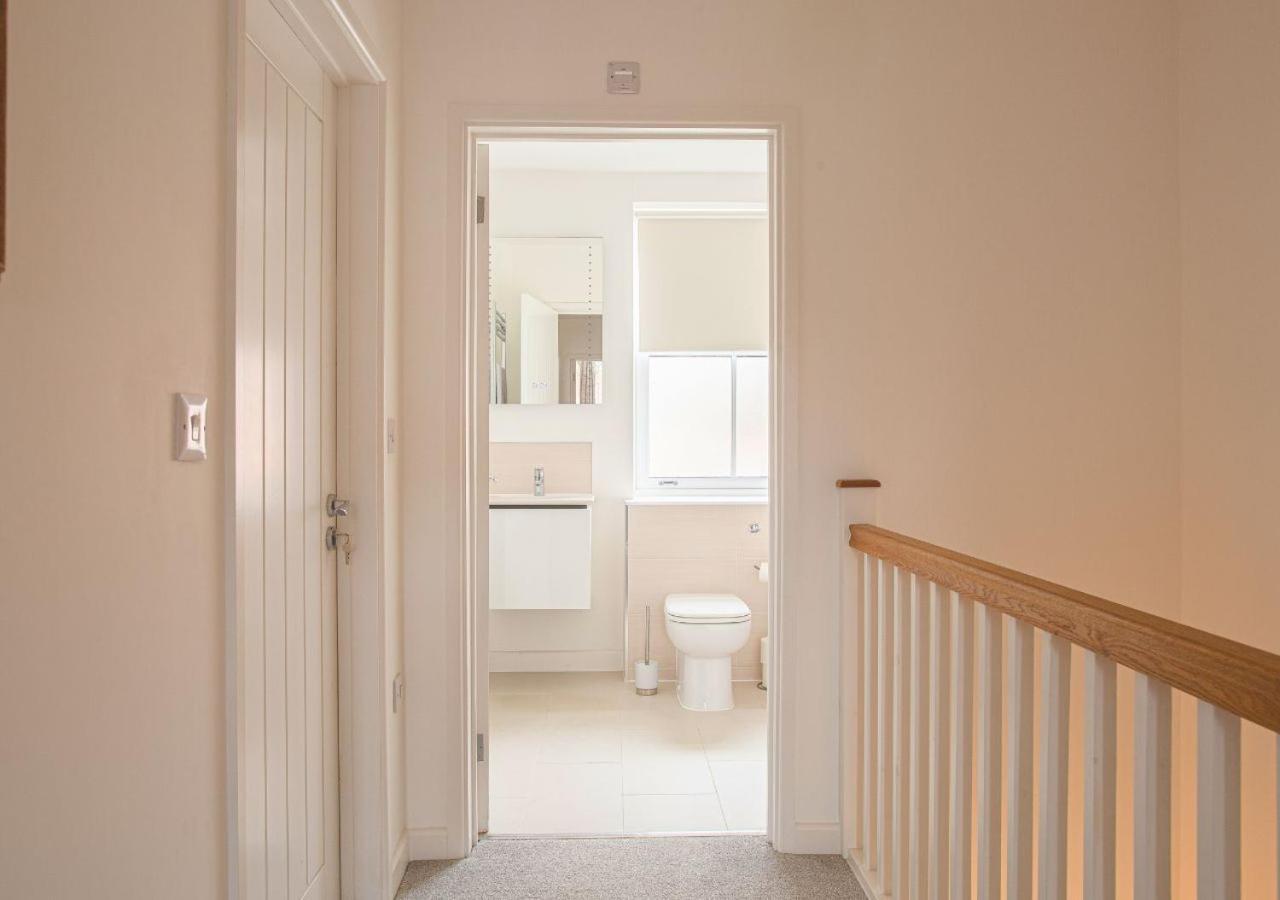 Stunning 2 Bed With Private Patio And Free Parking Βίλα Τσέλτενχαμ Εξωτερικό φωτογραφία