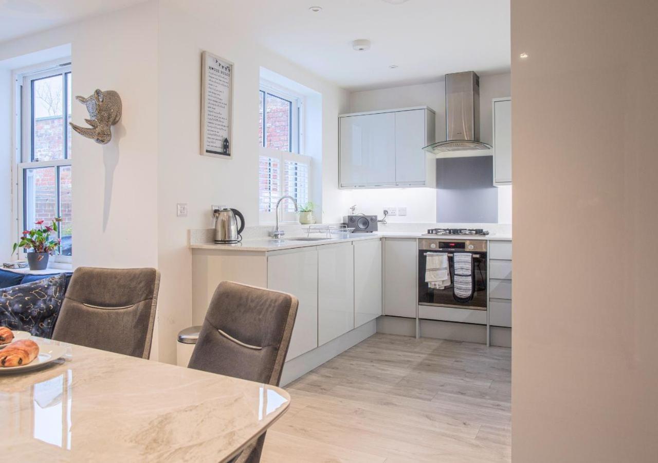 Stunning 2 Bed With Private Patio And Free Parking Βίλα Τσέλτενχαμ Εξωτερικό φωτογραφία